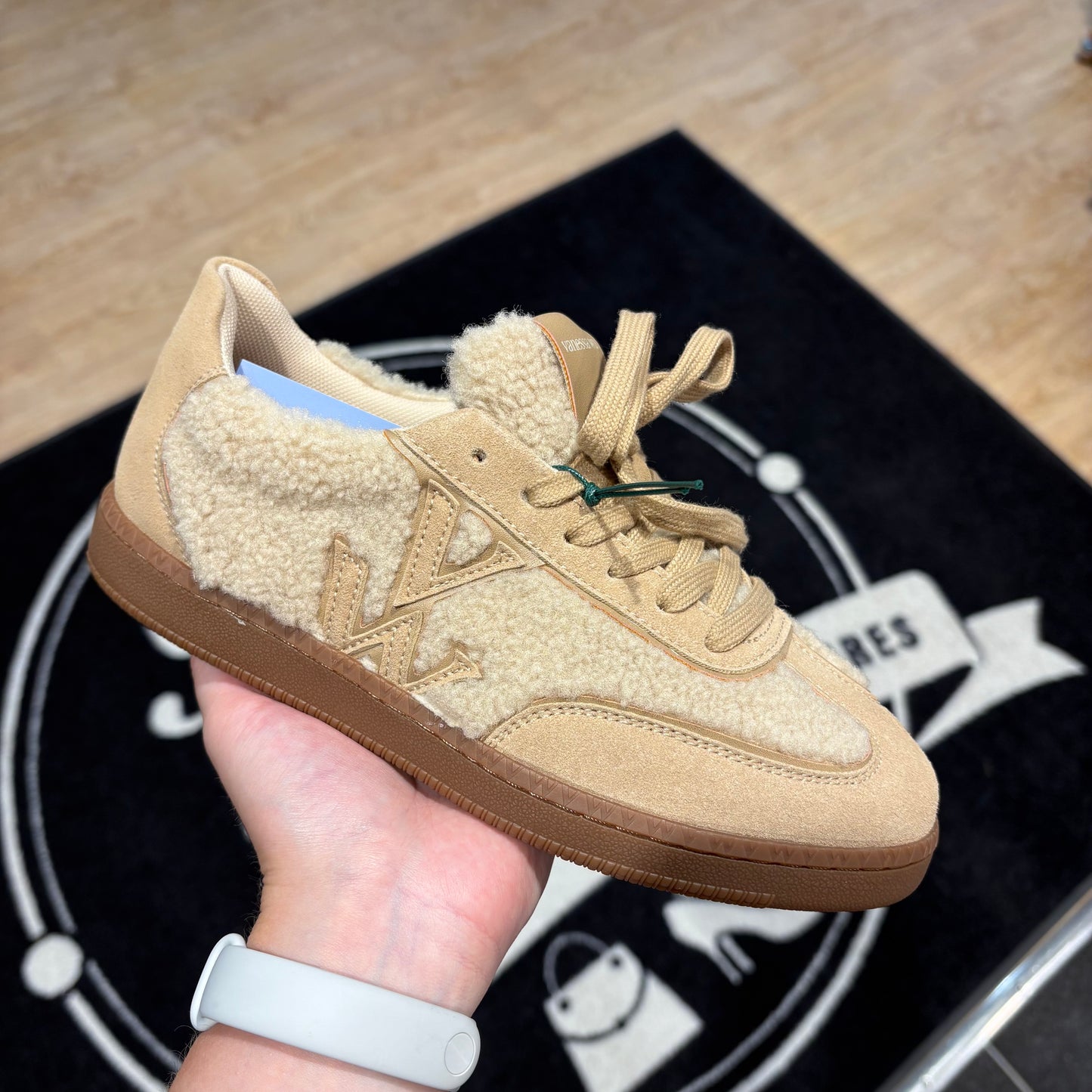 Vanessa Wu - Baskets AURA PLUSH | Beige | BK2950