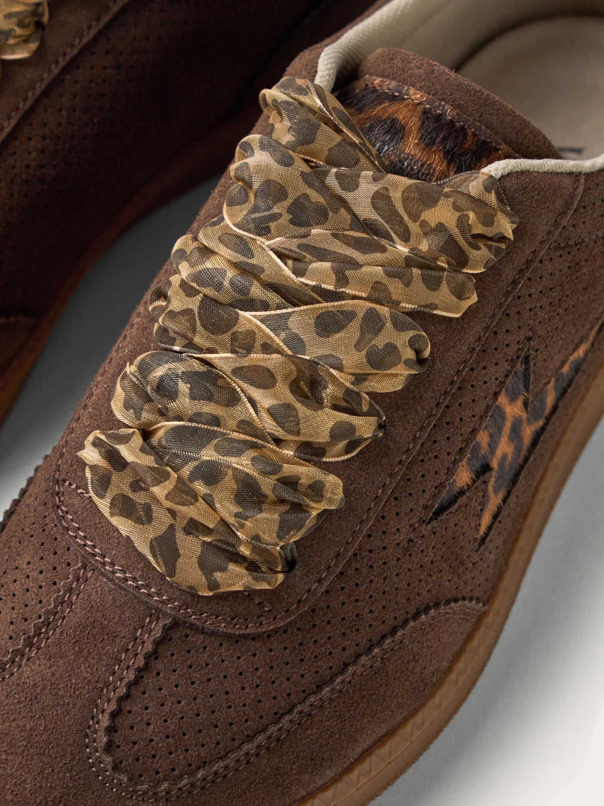 Vanessa Wu - Baskets AURA EMBLEM | Chocolat | BK2948