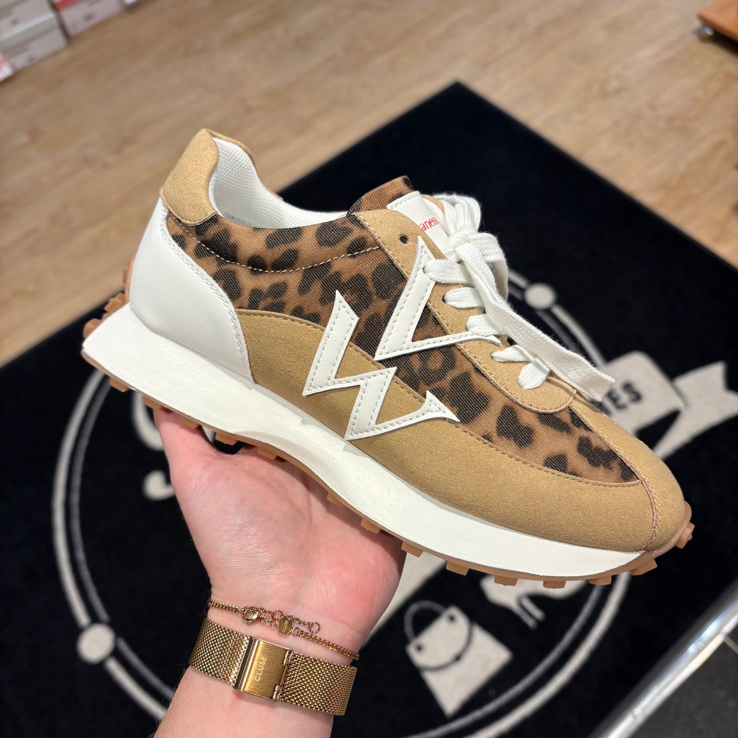 Vanessa Wu – Baskets FLOW INITIALS Beige | BK2844